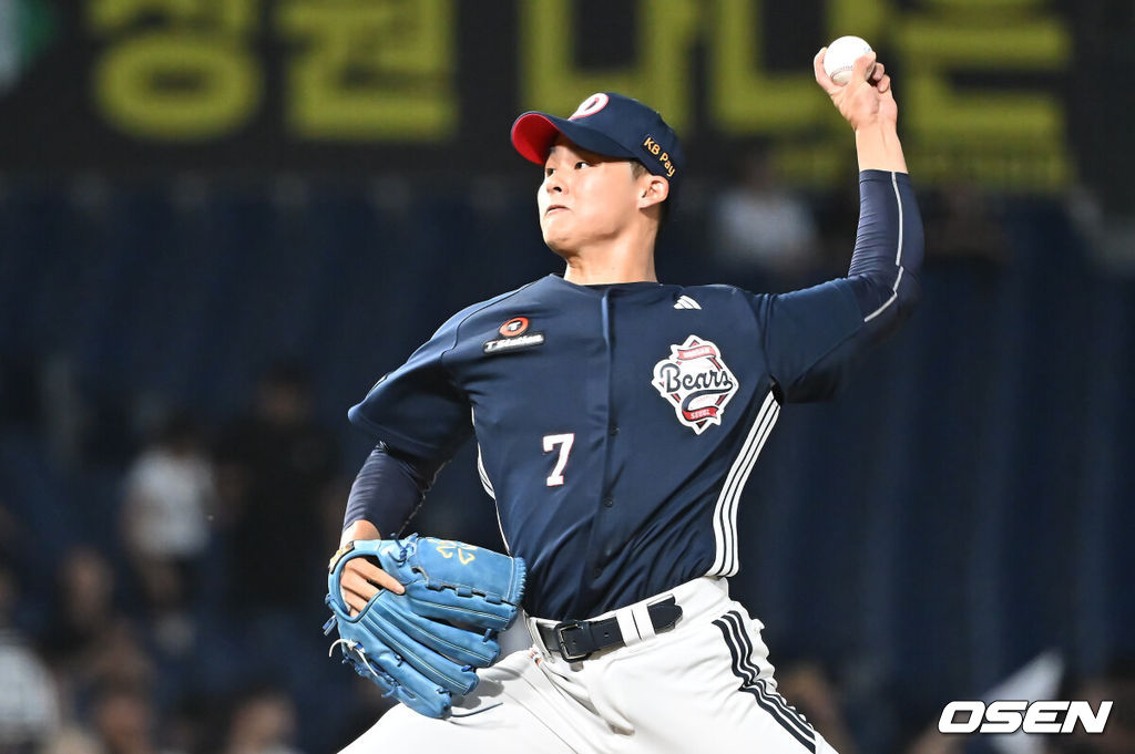 5일 창원NC파크에서 2025 신한 SOL 뱅크 KBO 리그 NC 다이노스와 두산 베어스의 경기가 열렸다. 홈팀 NC는 로건이, 방문팀 두산은 잭로그가 선발 출전했다. 두산 베어스 이교훈이 역투하고 있다. 2025.09.05 / foto0307@osen.co.kr