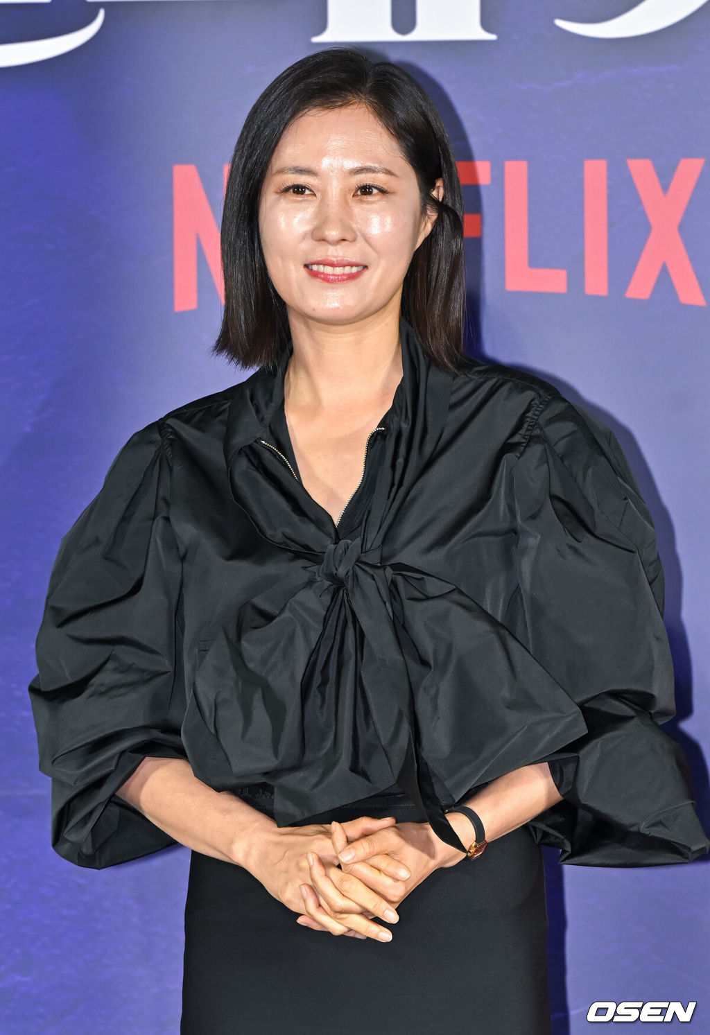 11일 서울 용산구 아이파크몰 내 CGV 용산에서 넷플릭스 ‘퀸메이커’ 제작발표회가 진행됐다.넷플릭스 새 시리즈 ‘퀸메이커’는 그동안 좀처럼 볼 수 없었던 여성 정치 드라마이다. 이미지 메이킹의 귀재 황도희가 약자의 편에 서서 세상과 맞서 싸우는 인권변호사 오경숙을 서울 시장으로 만들기 위해 선거판에 뛰어들며 벌어지는 이야기를 그린다.배우 문소리가 포즈를 취하고 있다 2023.04.11 / soul1014@osen.co.kr