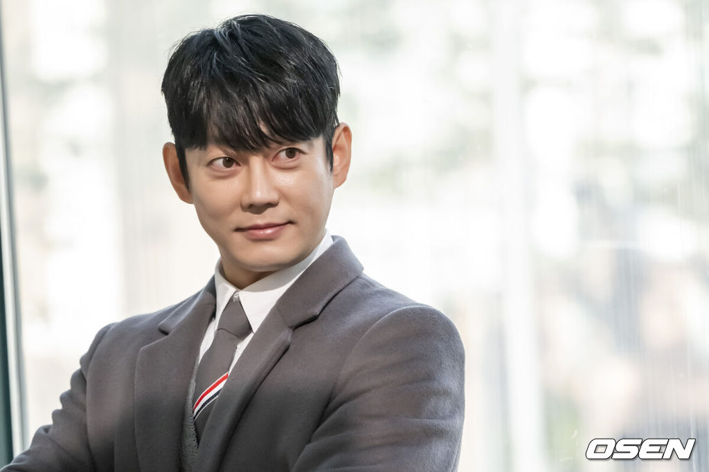 가수 테이가 지난 19일 오후 서울 예림당아트홀에서 열린 ‘테이의 브레이크타임’ 공개방송을 앞두고 OSEN과 인터뷰를 가졌다. 포즈를 취하고 있는 테이.지난 7월 첫 방송된 ‘테이의 브레이크타임’은 전국 외식업 자영업자들의 사연을 소개하고 함께 고민을 나누는 라디오 프로그램으로, 햄버거 가게를 운영하는 요식업 CEO이자 가수 테이가 DJ를 맡았다. 2022.12.21 / dreamer@osen.co.kr