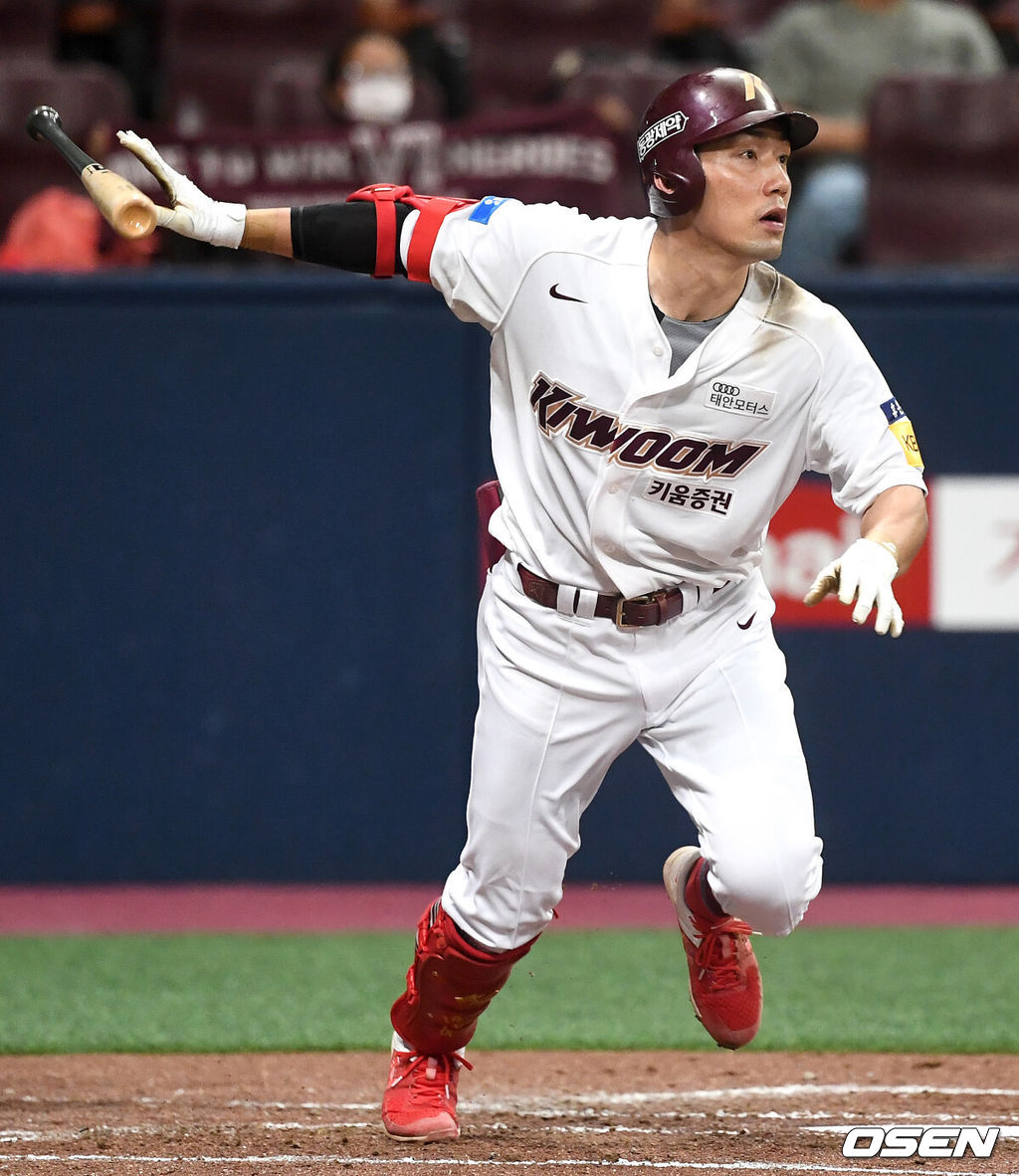 13일 오후 서울 고척스카이돔에서 ‘2020 신한은행 SOL KBO리그’ 키움 히어로즈와 한화 이글스의 경기가 열렸다.3회말 무사 선두타자로 나선 키움 서건창이 안타를 날리고 있다. / dreamer@osen.co.kr