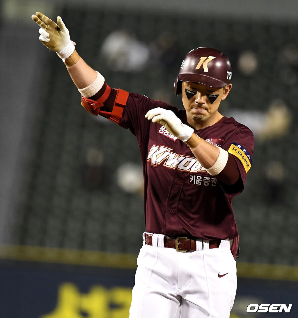 13일 오후 서울 잠실야구장에서 ‘2021 신한은행 SOL KBO리그’ 두산 베어스와 키움 히어로즈의 경기가 열렸다.4회초 무사 2루 상황 키움 서건창이 달아나는 1타점 적시타를 날리고 1루에 안착해 기뻐하고 있다. / dreamer@osen.co.kr