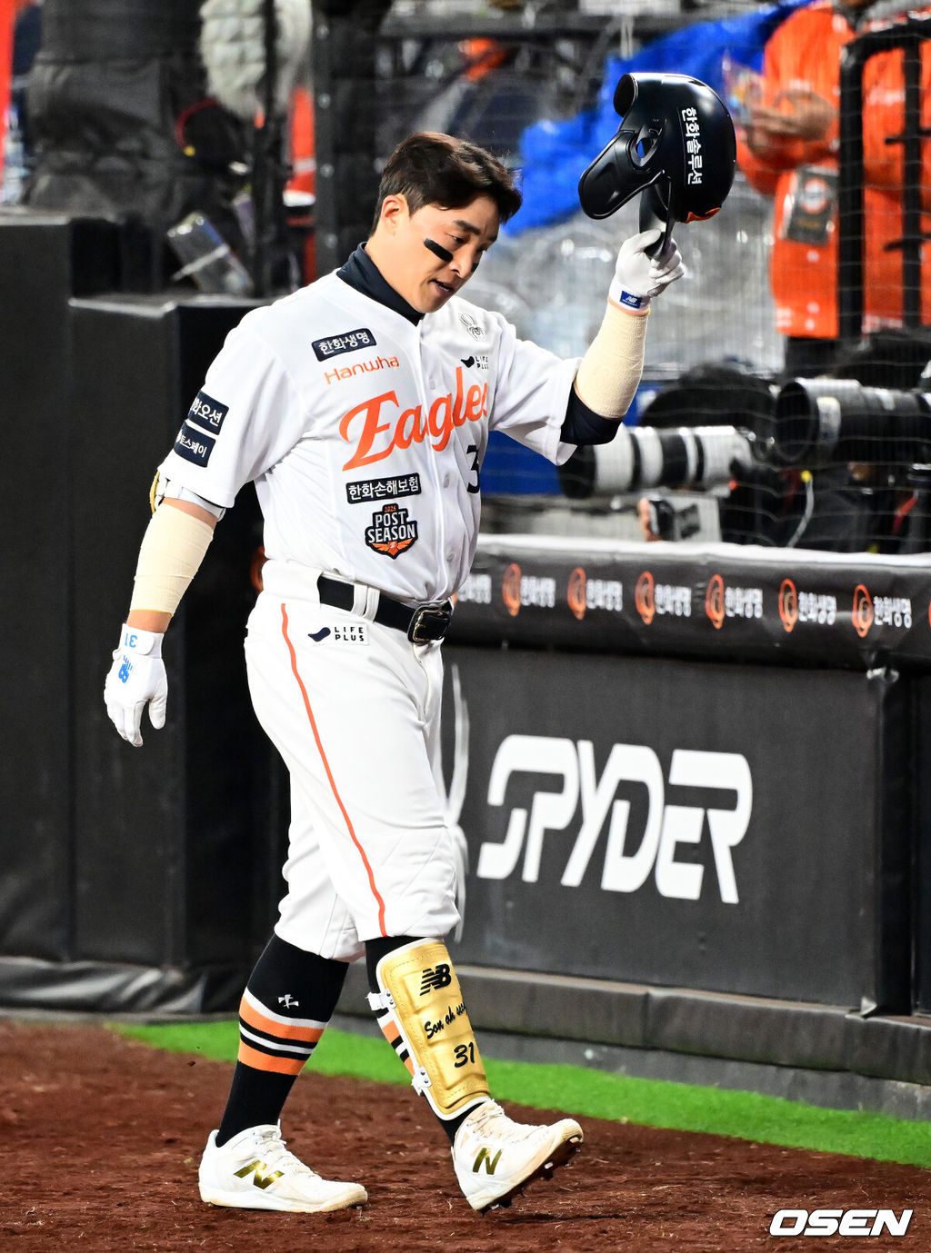 31일 대전 한화생명볼파크에서 2025 신한 SOL Bank KBO리그 포스트시즌 한국시리즈 5차전 한화 이글스와 LG 트윈스의 경기가 열렸다.이날 경기에 한화는 문동주를, LG는 톨허스트를 선발투수로 내세웠다. 8회말 1사 1루에서 한화 손아섭이 병살타로 물러나고 있다. 2025.10.31 /jpnews@osen.co.kr