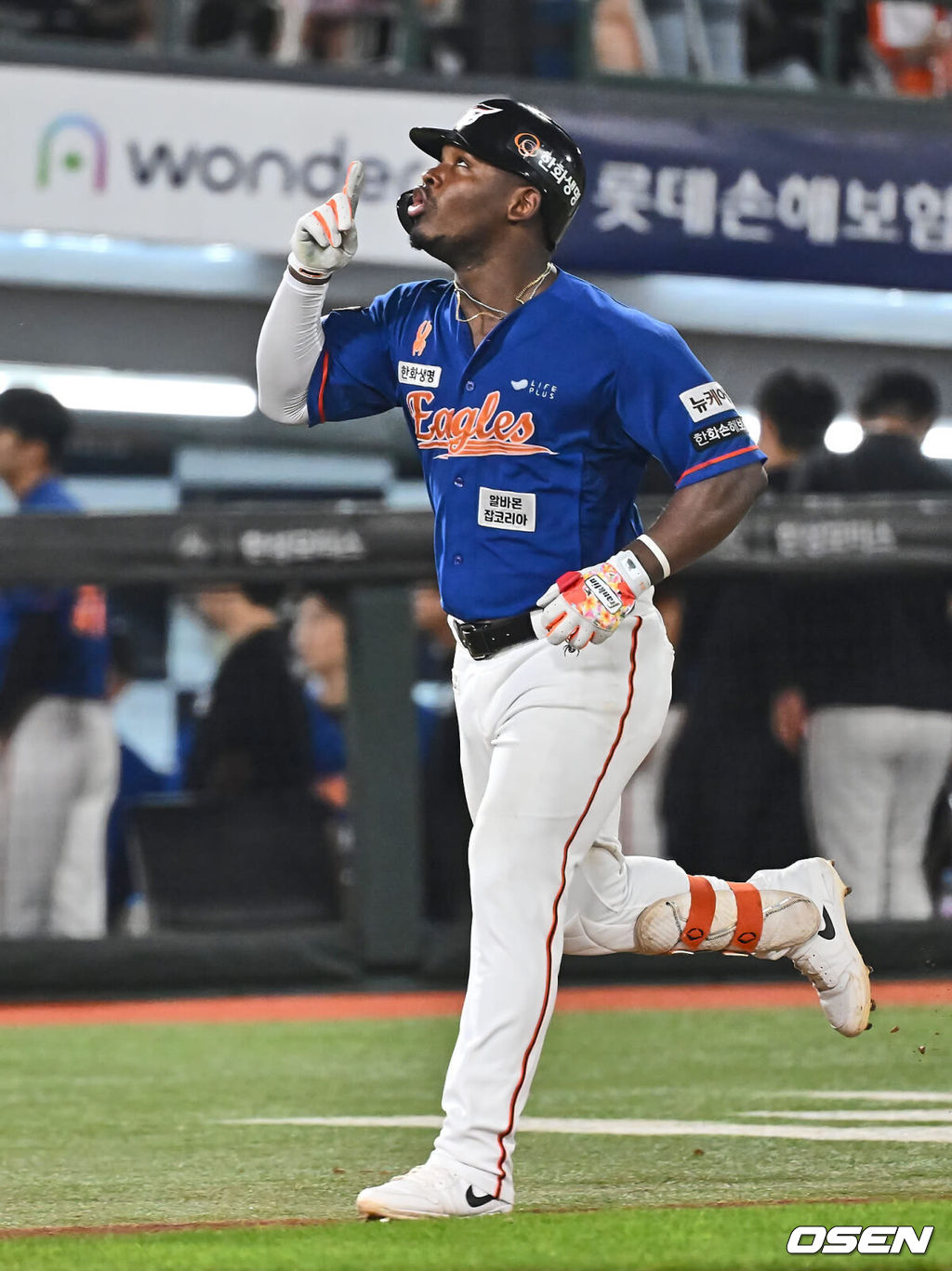 13일 부산 사직야구장에서 2024 신한 SOL 뱅크 KBO 리그 롯데 자이언츠와 한화 이글스의 경기가 열렸다. 홈팀 롯데는 박세웅이 선발 출전하고 한화는 류현진이 선발 출전했다.한화 이글스 페라자가 7회초 2사 2루 우월 2점 홈런을 치고 세리머니를 하고 있다. 2024.09.13 / foto0307@osen.co.kr