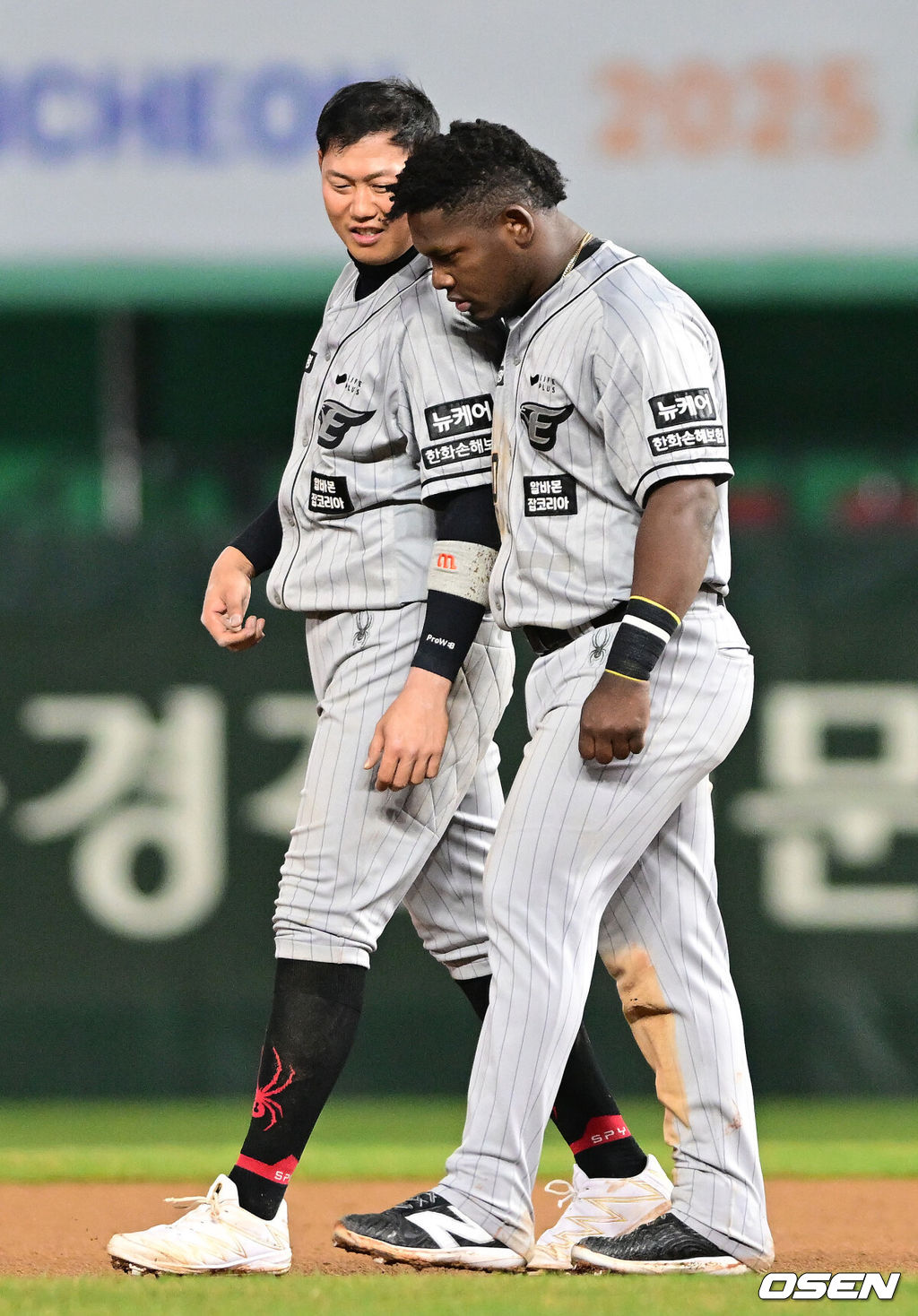 28일 오후 인천 SSG랜더스필드에서 ‘2024 신한 SOL Bank KBO리그’ SSG 랜더스와 한화 이글스의 경기가 열렸다.9회초 2사 만루 상황 한화 페라자의 직선타에 주자 하주석이 맞아 아웃되며 이닝이 종료됐다. 하주석의 상태를 살피는 페라자. 2024.03.28 / dreamer@osen.co.kr