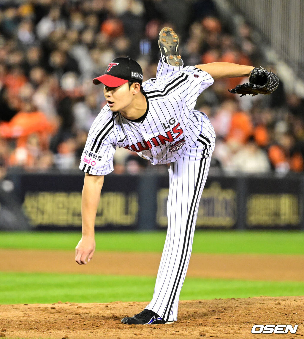 27일 오후 서울 잠실야구장에서 2025 신한 SOL Bank KBO리그 포스트시즌 한국시리즈 2차전 LG 트윈스와 한화 이글스의 경기가 열렸다.LG는 임찬규, 한화는 류현진을 선발 투수로 내세웠다.4회초 1사에서 LG 김영우가 역투하고 있다. 2025.10.27 /sunday@osen.co.kr