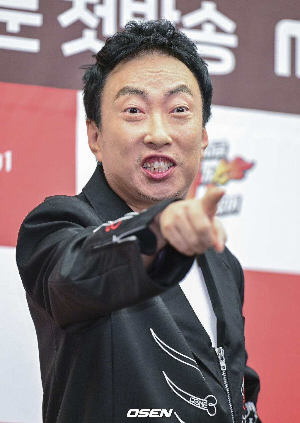 14일 오후 서울 상암동 스탠포드호텔에서 MBC에브리원∙라이프타임 새 예능 ‘나는 지금 화가 나있어’ 제작발표회가 열렸다.<br /><br />예능 ‘나는 지금 화가 나있어’(약칭 나화나)는 대한민국 ‘화’ 전문 MC들이 ‘화(火)’제의 게스트를 초대해 그들의 화 유발 비밀 토크를 듣고 화풀이 노하우를 대방출하는 ‘대국민 화Free(프리) 쇼’다. 이경규, 박명수, 권율, 덱스가 시청자들의 꽉 막힌 ‘화’를 대리 분출하며 통쾌한 사이다를 선사할 예정이다.<br /><br />방송인 박명수가 제작발표회에 참석해 포토타임을 하고 있다. 2023.08.14 / dreamer@osen.co.kr