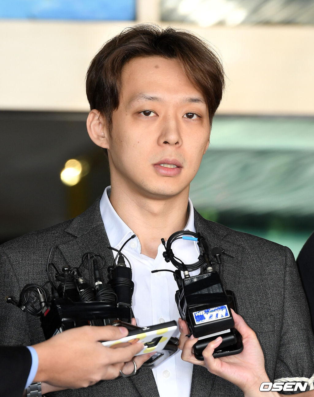 3일 오전 마약 투약 혐의로 구속된 배우 박유천이 경기남부지방경찰청에서 수원지검에 송치됐다.배우 박유천이 검찰로 송치되며 취재진의 질문에 답하고 있다. /sunday@osen.co.kr