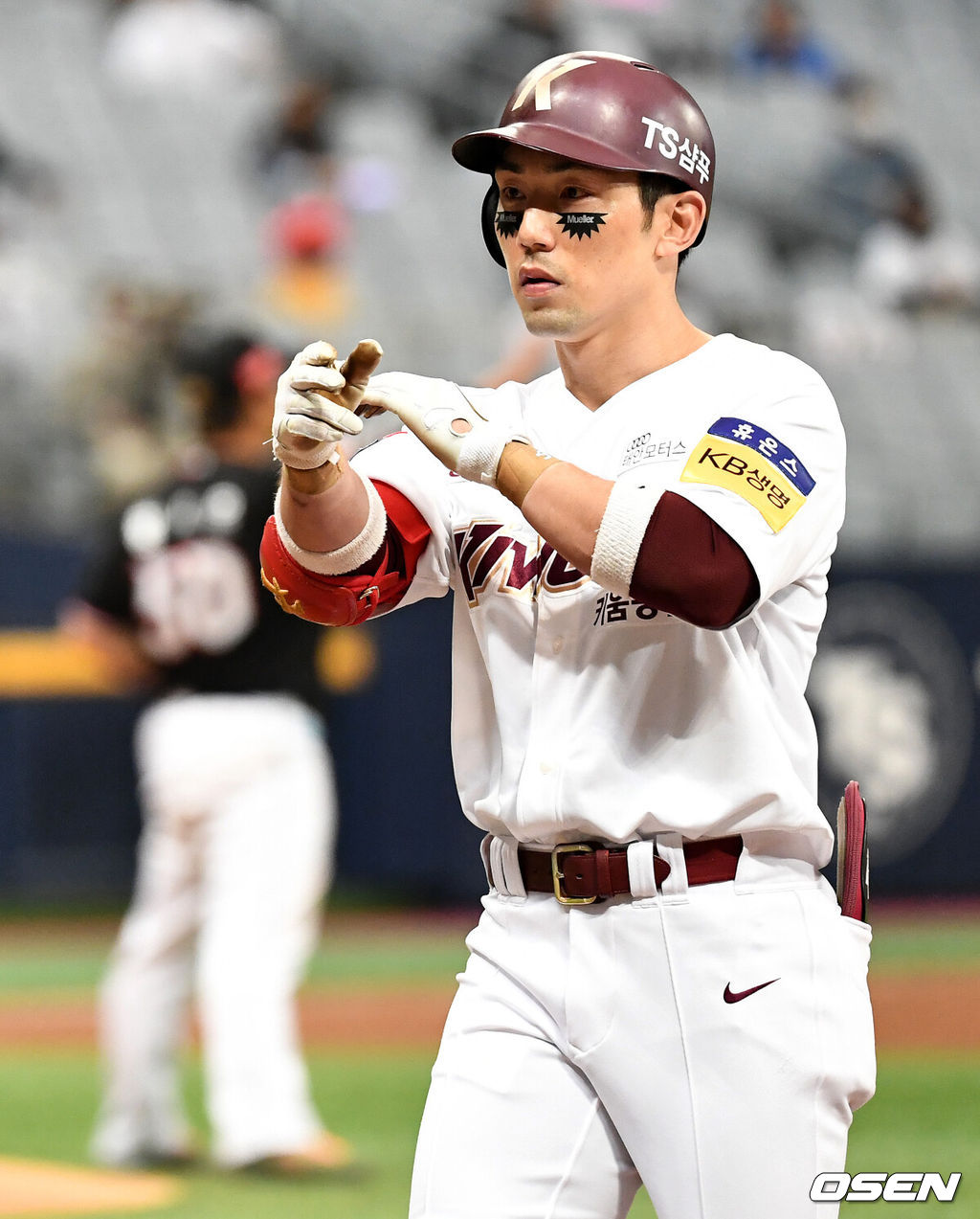 5일 오후 서울 고척스카이돔에서 ‘2021 신한은행 SOL KBO리그’ 키움 히어로즈와 KT 위즈의 경기가 열렸다.2회말 1사 2루 상황 키움 서건창이 안타를 날리고 1루에 안착해 세리머니를 하고 있다. / dreamer@osen.co.kr