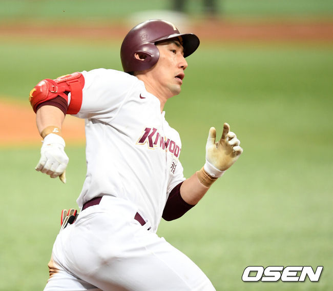 [OSEN=고척, 이대선 기자] 키움 히어로즈가 16일 서울 고척스카이돔에서 2021 시즌을 앞두고 LG 트윈스와 연습경기를 가졌다.5회말 무사 만루에서 키움 서건창이 2타점 적시 2루타를 치고 그라운드를 달리고 있다. /sunday@osen.co.kr