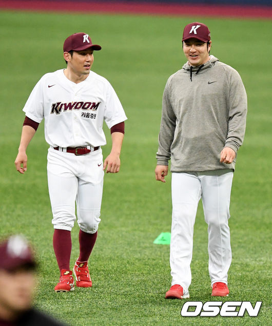 [OSEN=고척, 지형준 기자]&nbsp;키움 히어로즈가 28일 서울 고척스카이돔에서 2021 시즌을 준비하는 스프링캠프를 차리고 담금질에 나섰다.서건창, 박병호가 스트레칭으로 몸을 풀고 있다. /jpenws@osen.co.kr