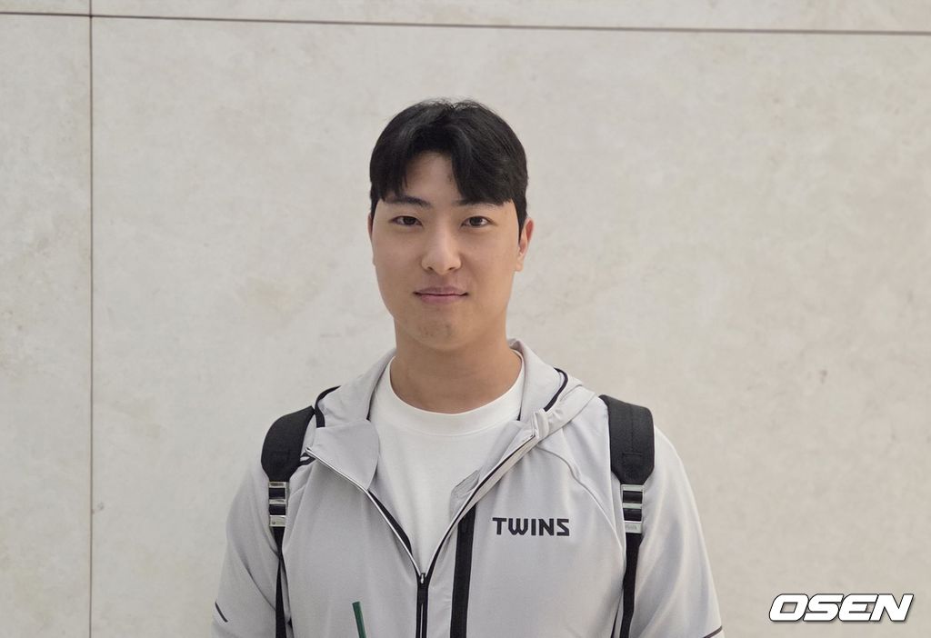 LG 트윈스 투수 이정용이 12일 미국 애리조나 스프링캠프로 출국하고 있다. /orange@osen.co.kr