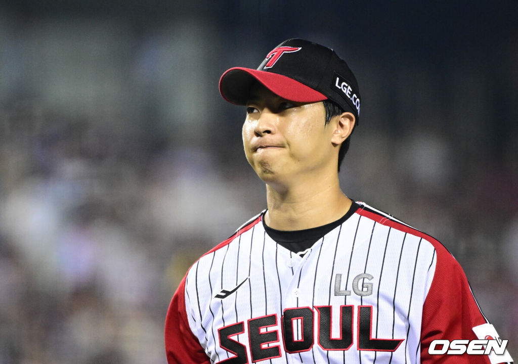 31일 오후 서울 잠실구장에서 ‘2025 신한 SOL Bank KBO리그’ LG 트윈스와 키움 히어로즈의 경기가 열렸다. 홈팀 LG는 손주영, 방문팀 키움은 알칸타라를 선발로 내세웠다. 5회초 이닝을 마친 LG 이정용이 더그아웃으로 향하고 있다. 2025.08.31 /cej@osen.co.kr