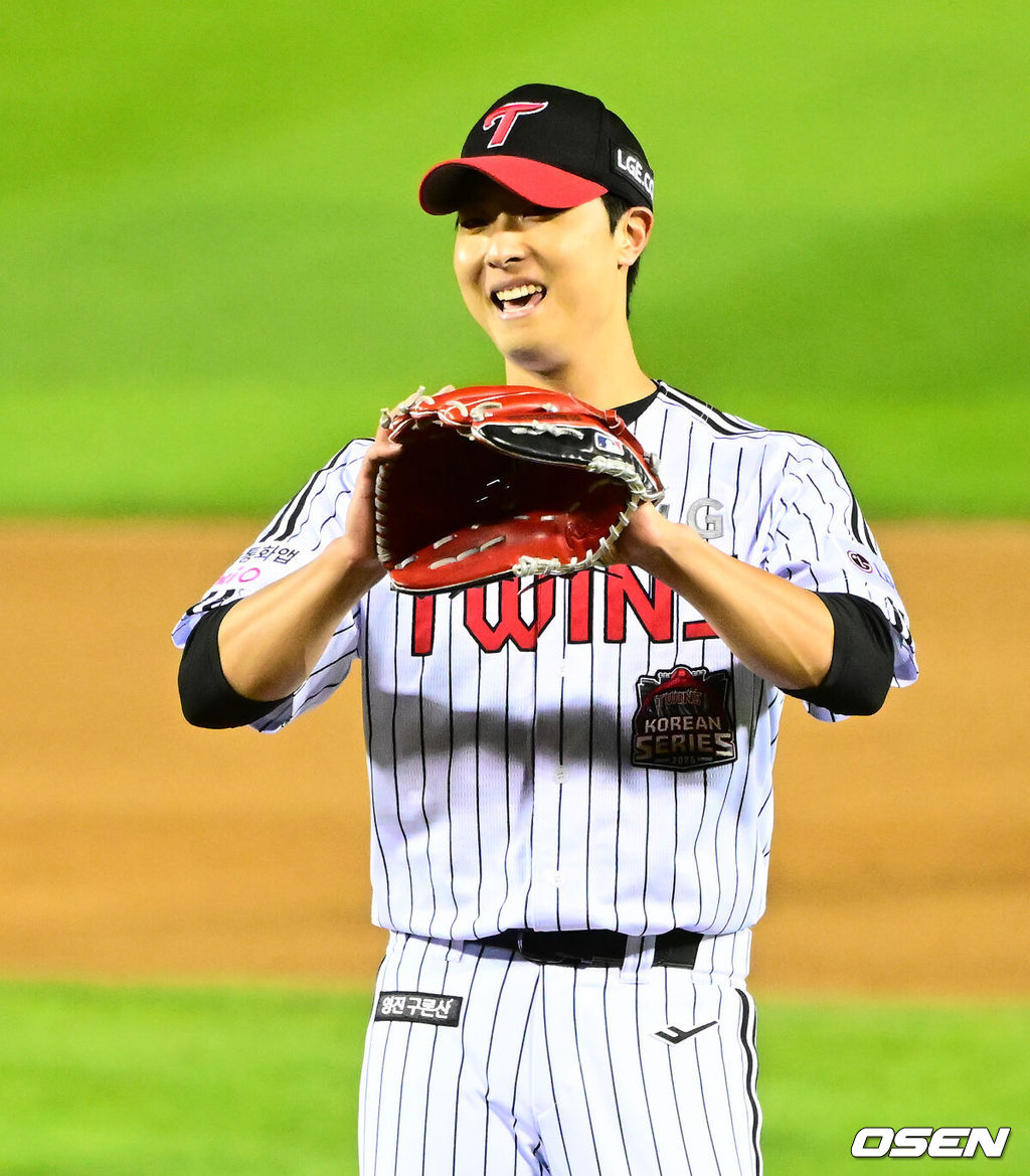 프로야구 LG 트윈스는 27일 서울 잠실구장에서 열린 2025 신한 SOL뱅크 KBO 한국시리즈(7전 4선승제) 한화 이글스와의 2차전에서 13-5 역전승을 거뒀다. 정규시즌 1위팀이 한국시리즈 1~2차전 2연승을 한 경우는 13번으로 100% 우승 트로피를 들어올렸다. 경기를 마치고 LG 이정용이 미소짓고 있다. 2025.10.27 /jpnews@osen.co.kr