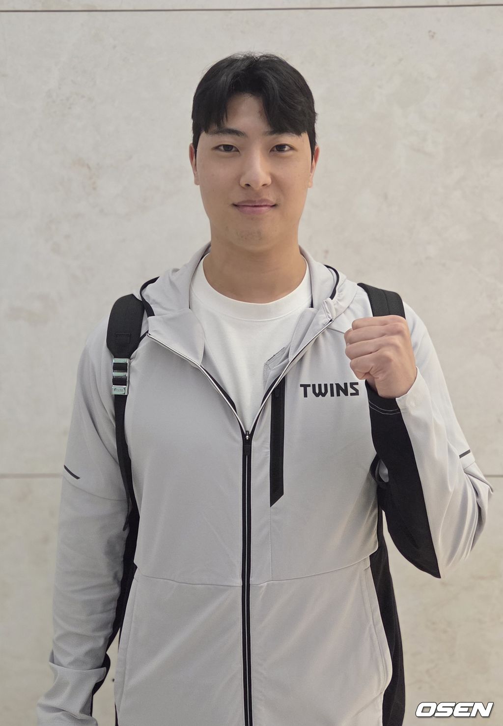 LG 트윈스 투수 이정용이 12일 미국 애리조나 스프링캠프로 출국하고 있다. /orange@osen.co.kr