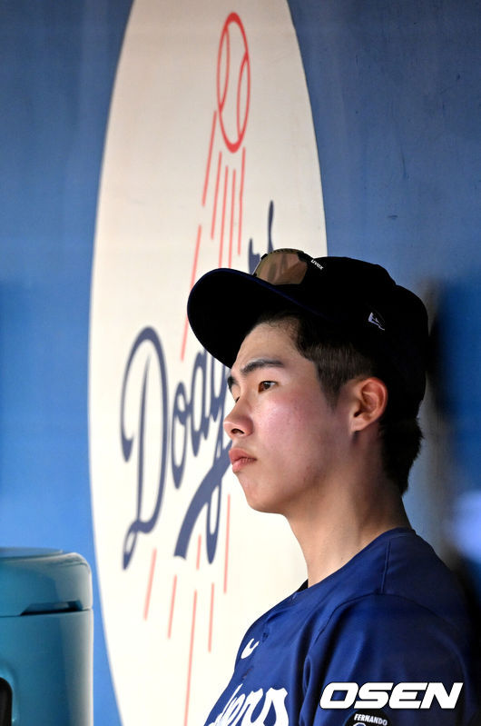 [OSEN=애리조나(미국), 이대선 기자] 21일(한국시간) 미국 애리조나주 글렌데일 캐멀백 랜치에서 2025 메이저리그 LA 다저스와 시카고 컵스의 시범 경기가 열렸다.김혜성은 다저스와 최대 3+2년 2200만 달러(약 320억원) 계약에 합의하며 메이저리그 진출에 성공했다.LA 다저스 김혜성이 더그아웃에서 경기를 바라보고 있다.  2025.02.21 / sunday@osen.co.kr