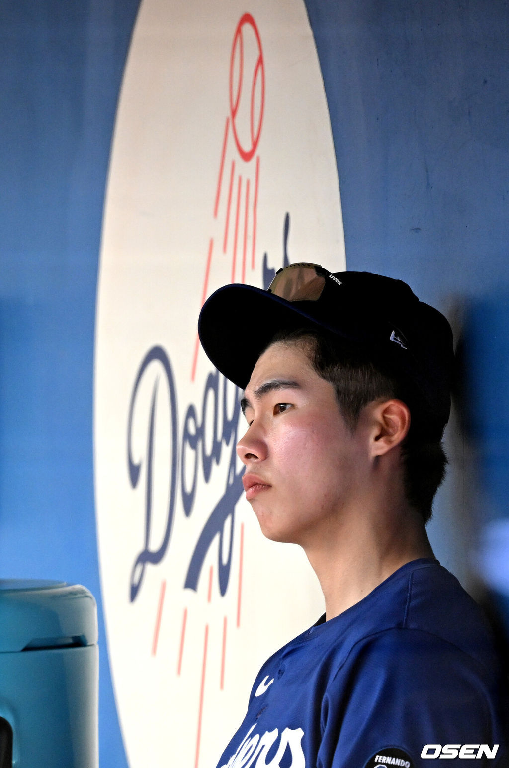 21일(한국시간) 미국 애리조나주 글렌데일 캐멀백 랜치에서 2025 메이저리그 LA 다저스와 시카고 컵스의 시범 경기가 열렸다.김혜성은 다저스와 최대 3+2년 2200만 달러(약 320억원) 계약에 합의하며 메이저리그 진출에 성공했다.LA 다저스 김혜성이 더그아웃에서 경기를 바라보고 있다.  2025.02.21 / sunday@osen.co.kr