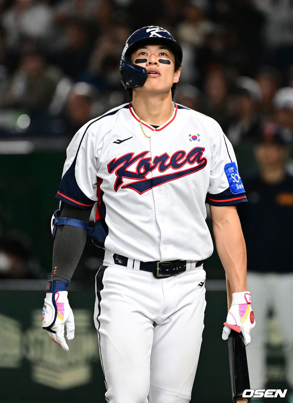 16일 오후 일본 도쿄돔에서  ‘2025 NAVER K-BASEBALL SERIES’ 대한민국과 일본의 2차전 경기가 열렸다.한국은 정우주, 일본은 카네마루 유메토를 선발투수로 내세웠다.6회말 2사 1,2루에서 대한민국 송성문이 삼진으로 물러나며 아쉬워하고 있다. 2025.11.16 /cej@osen.co.kr