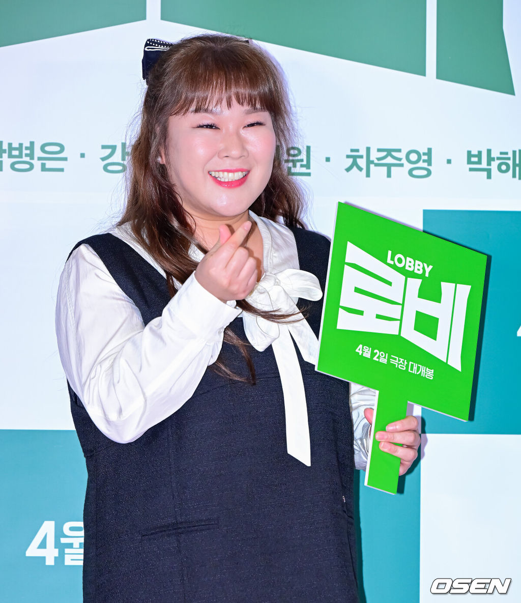 31일 오후 서울 잠실 롯데시네마 월드타워에서 영화 ‘로비’ VIP 시사회 포토월 행사가 열렸다.‘로비'는 연구밖에 모르던 스타트업 대표 창욱(하정우)이 4조 원의 국책사업을 따내기 위해 인생 첫 로비 골프를 시작하는 이야기. 오는 4월 2일 개봉.개그우먼 김민경이 포토타임을 하고 있다. 2025.03.31 / jpnews@osen.co.kr