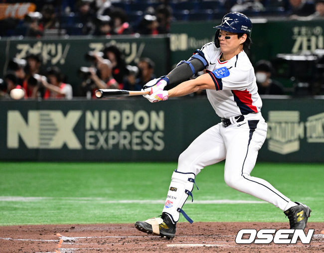 [OSEN=도쿄(일본), 조은정 기자] 16일 오후 일본 도쿄돔에서  ‘2025 NAVER K-BASEBALL SERIES’ 대한민국과 일본의 2차전 경기가 열렸다.한국은 정우주, 일본은 카네마루 유메토를 선발투수로 내세웠다.3회말 1사 만루에서 대한민국 송성문이 우전 2타점 적시타를 치고 있다. 2025.11.16 /cej@osen.co.kr