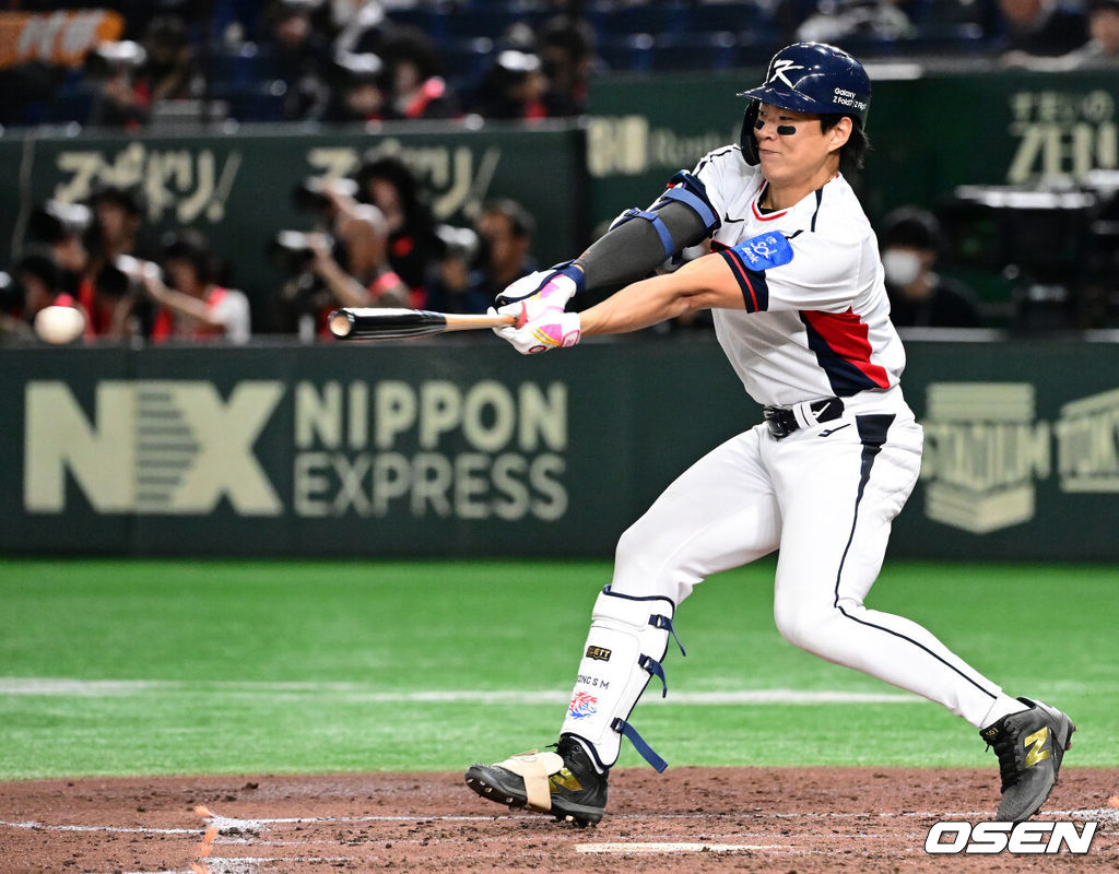 16일 오후 일본 도쿄돔에서  ‘2025 NAVER K-BASEBALL SERIES’ 대한민국과 일본의 2차전 경기가 열렸다.한국은 정우주, 일본은 카네마루 유메토를 선발투수로 내세웠다.3회말 1사 만루에서 대한민국 송성문이 우전 2타점 적시타를 치고 있다. 2025.11.16 /cej@osen.co.kr
