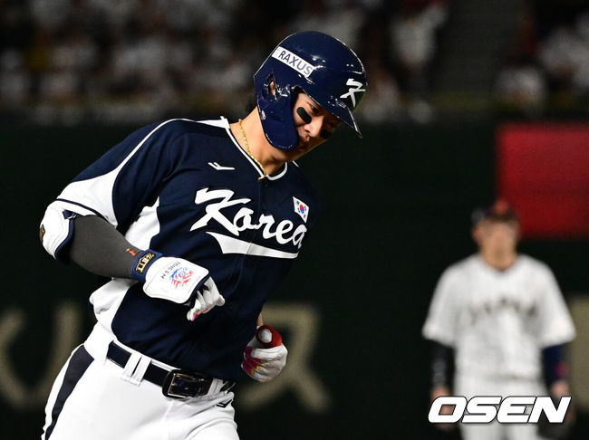[OSEN=도쿄(일본), 조은정 기자] 한국 야구 대표팀이 한일전 첫 번째 경기에서 뼈아픈 역전패를 허용했다. 2023년 WBC(월드베이스볼클래식)에 이어서 또 한 번 마운드의 차이를 여실히 느꼈다.한국은 15일 일본 도쿄도 도쿄돔에서 열린 ‘2025 NAVER K-BASEBALL SERIES’ 일본과의 1차전에서 4-11&nbsp;역전패를 당했다. 이날 패배로 한국은 성인 대표팀 경기에서 2015년 프리미어12 준결승 4-3 승리 이후&nbsp;일본에 10연패(아시안게임 제외)를 당하고 말았다.4회초 무사에서 대한민국 송성문이 안현민의 선제 투런포에 이어 백투백 우월 솔로포를 날린 뒤 베이스를 돌고 있다. 2025.11.15. /cej@osen.co.kr