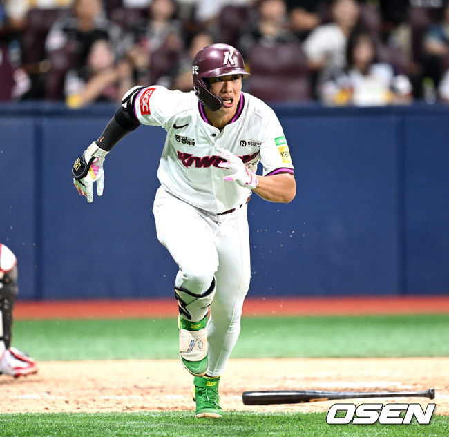 [OSEN=고척, 이대선 기자] 9일 오후 서울 고척스카이돔에서 2025 신한 SOL Bank KBO리그 키움 히어로즈와 LG 트윈스의 경기가 열렸다.키움은 알칸타라, LG는 톨허스트를 선발 투수로 내세웠다.6회말 무사 1,2루에서 키움 송성문이 우전 적시 2루타를 치고 그라운드를 달리고 있다. 2025.09.09 /sunday@osen.co.kr