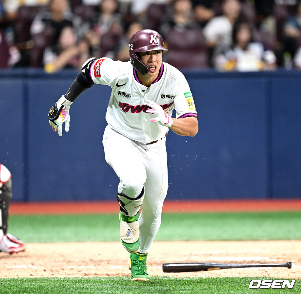 9일 오후 서울 고척스카이돔에서 2025 신한 SOL Bank KBO리그 키움 히어로즈와 LG 트윈스의 경기가 열렸다.키움은 알칸타라, LG는 톨허스트를 선발 투수로 내세웠다.6회말 무사 1,2루에서 키움 송성문이 우전 적시 2루타를 치고 그라운드를 달리고 있다. 2025.09.09 /sunday@osen.co.kr