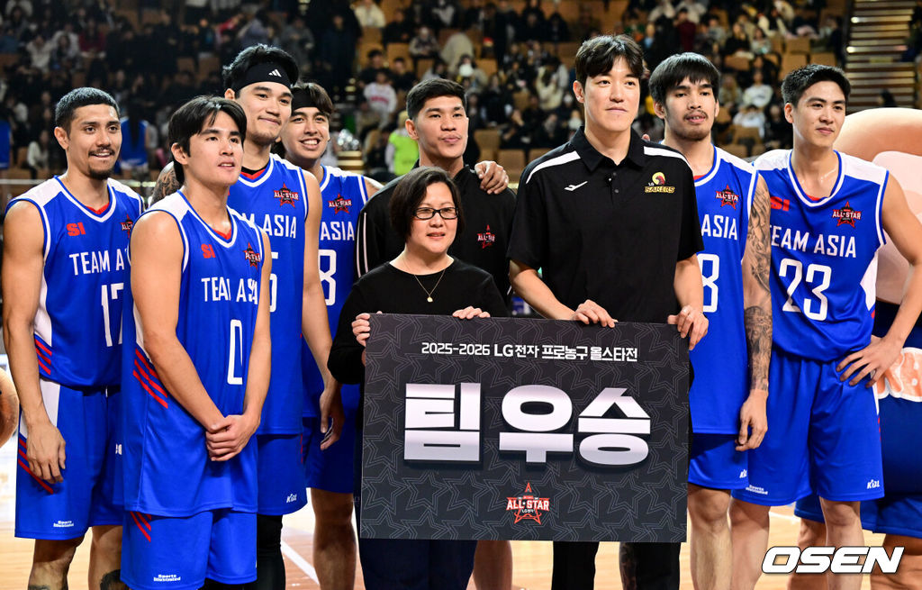 17일 서울 송파구 잠실실내체육관에서 2025-2026 LG전자 프로농구 올스타전 전야제가 열렸다.이번 올스타전은 2015-2016시즌 이후 10년 만에 잠실실내체육관에서 열리는 경기이자, 해당 체육관 철거 전 마지막으로 열리는 올스타전이다.승리를 차지한 팀 아시아가 기념촬영을 하고 있다. 2026.01.17 /cej@osen.co.kr