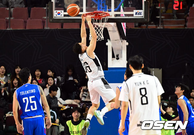 [OSEN=잠실실내체, 조은정 기자] 17일 서울 송파구 잠실실내체육관에서 2025-2026 LG전자 프로농구 올스타전 전야제가 열렸다.이번 올스타전은 2015-2016시즌 이후 10년 만에 잠실실내체육관에서 열리는 경기이자, 해당 체육관 철거 전 마지막으로 열리는 올스타전이다.팀아시아 다니엘이 덩크를 성공하고 있다. 2026.01.17 /cej@osen.co.kr