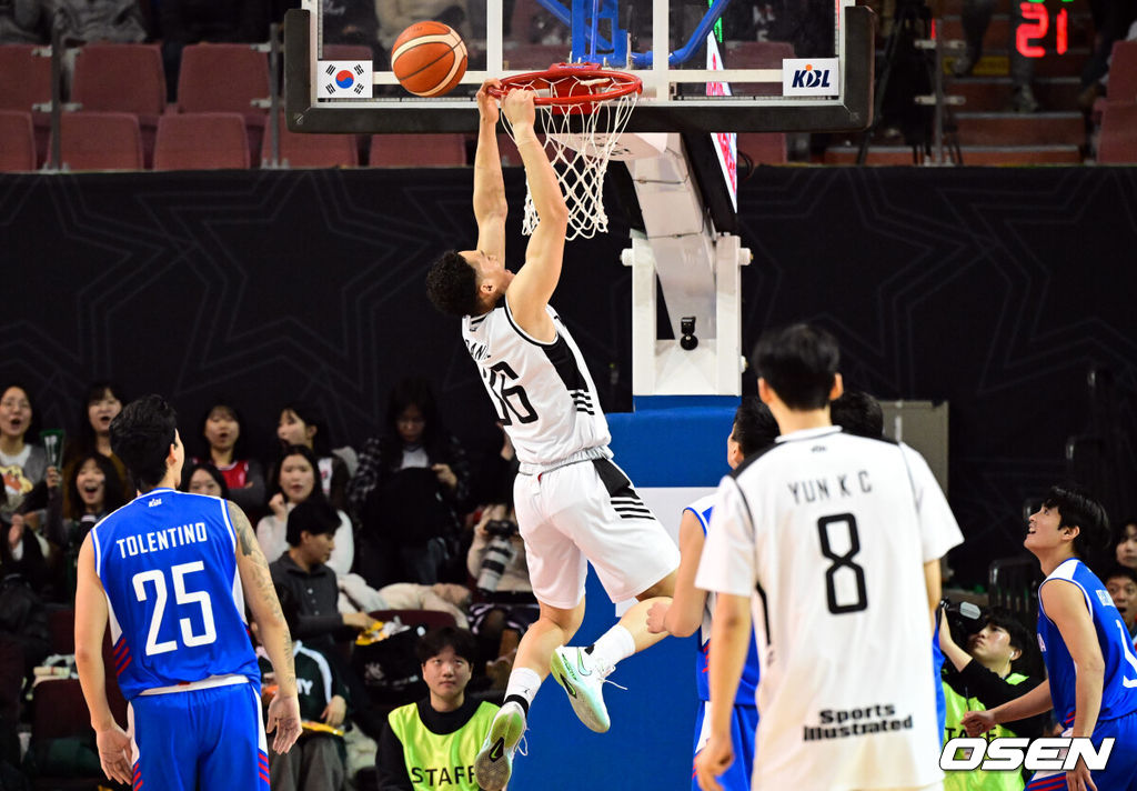 17일 서울 송파구 잠실실내체육관에서 2025-2026 LG전자 프로농구 올스타전 전야제가 열렸다.이번 올스타전은 2015-2016시즌 이후 10년 만에 잠실실내체육관에서 열리는 경기이자, 해당 체육관 철거 전 마지막으로 열리는 올스타전이다.팀아시아 다니엘이 덩크를 성공하고 있다. 2026.01.17 /cej@osen.co.kr