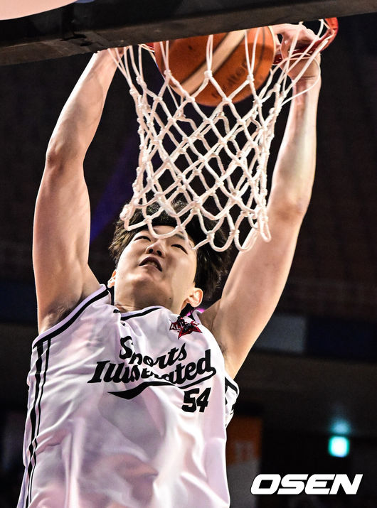 [OSEN=잠실실내체, 조은정 기자] 17일 서울 송파구 잠실실내체육관에서 2025-2026 LG전자 프로농구 올스타전 전야제가 열렸다.이번 올스타전은 2015-2016시즌 이후 10년 만에 잠실실내체육관에서 열리는 경기이자, 해당 체육관 철거 전 마지막으로 열리는 올스타전이다.SK 김명진이 전야제에서 진행된 덩크슛 콘테스트 예선전에서 멋진 덩크를 선보이고 있다. 2026.01.17 /cej@osen.co.kr