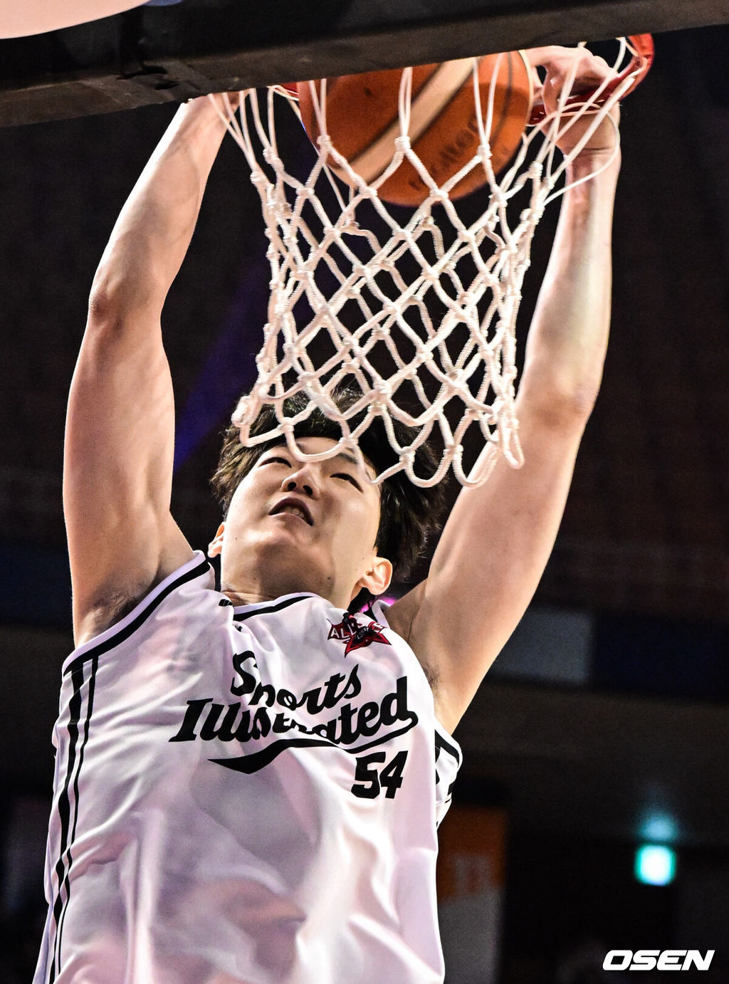 17일 서울 송파구 잠실실내체육관에서 2025-2026 LG전자 프로농구 올스타전 전야제가 열렸다.이번 올스타전은 2015-2016시즌 이후 10년 만에 잠실실내체육관에서 열리는 경기이자, 해당 체육관 철거 전 마지막으로 열리는 올스타전이다.SK 김명진이 전야제에서 진행된 덩크슛 콘테스트 예선전에서 멋진 덩크를 선보이고 있다. 2026.01.17 /cej@osen.co.kr