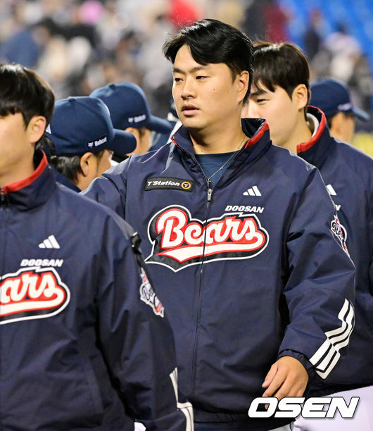 [OSEN=잠실, 민경훈 기자] 2일 오후 서울 잠실야구장에서 2025 신한 SOL Bank KBO리그 두산 베어스와 키움 히어로즈의 경기가 열렸다.이 경기에서 두산은 키움에 5-3으로 승리했다. 두산은 2연패를 끊었고 키움은 2연패에 빠졌다.&nbsp;경기를 마치고 두산 승리 투수 이영하가 코치진들과 하이파이브를 하고 있다. 2025.04.02 / rumi@osen.co.kr