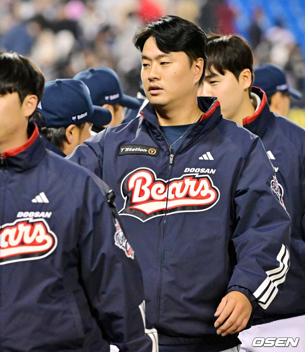 2일 오후 서울 잠실야구장에서 2025 신한 SOL Bank KBO리그 두산 베어스와 키움 히어로즈의 경기가 열렸다.이 경기에서 두산은 키움에 5-3으로 승리했다. 두산은 2연패를 끊었고 키움은 2연패에 빠졌다. 경기를 마치고 두산 승리 투수 이영하가 코치진들과 하이파이브를 하고 있다. 2025.04.02 / rumi@osen.co.kr