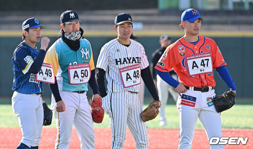 13일 울산 문수야구장에서 울산 웨일즈 트라이아웃이 열렸다. 정원 35명 모집에 무려 230명이 지원한 KBO 퓨처스리그 최초의 시민구단 울산 웨일즈는 13·14일 이틀간의 트라이아웃을 거쳐 15일 합격자를 발표한다.일본 고바야시 주이(오른쪽)와 일본 선수들이 트라이아웃에 참가하고 있다. 2026.01.13 / foto0307@osen.co.kr