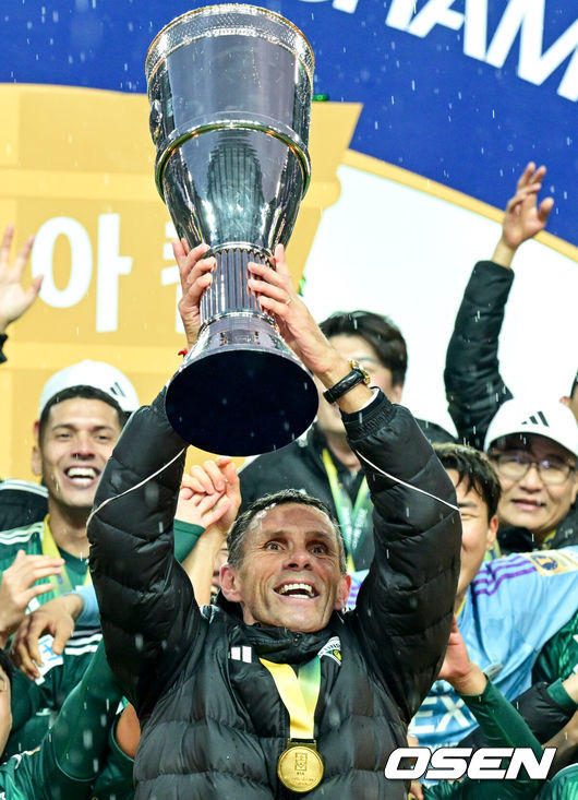 [OSEN=상암월드컵경기장, 조은정 기자] 전북현대가 끝내 정상에 섰다. 연장전 혈투 끝에 광주FC를 2-1로 꺾고 2025 하나은행 코리아컵 우승을 차지했다. 120분 동안 퇴장·부상·논란 상황이 뒤섞인 결승전이었지만, 마지막에 웃은 팀은 전북이었다.전북현대는 6일 오후 1시 30분 서울월드컵경기장에서 열린 2025 하나은행 코리아컵 결승전에서 광주FC와 맞붙어 2-1로 승리했다.K리그1 우승에 이어 코리아컵 우승까지 더블을 이뤄낸 전북 포옛 감독이 트로피를 들고 기뻐하고 있다.  2025.12.06 /cej@osen.co.kr