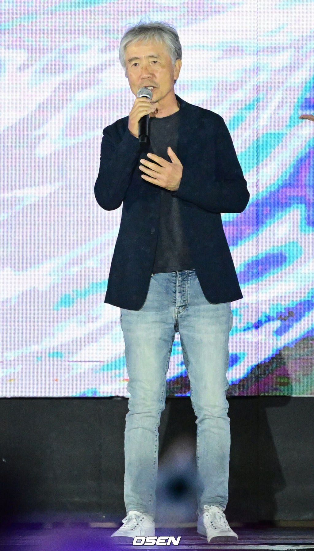 28일 오후 부산 연제구 아시아드 보조경기장에서 ‘제29회 드림콘서트-트롯’ 행사가 열렸다.<br /><br />이번 ‘드림콘서트’는 김호중부터 진성, 김용임, 송가인, 영탁, 최백호, 한혜진, 정동원, 김희재, 박서진, 금잔디, 홍자, 양지은, 박군, 나태주, 정다경, 조명섭, 은가은, 전유진, 양지원, 김민희, 정미애, 황민우, 황민호, 윙크, 서지오, 조정민, 별사랑, 강혜연, 풍금, 신인선, 영기, 현진우, 남승민, 윤태화, 황우림, 윤서령, 소유미, 신미래, 성리, 장송호, 강예슬, 오유진, 이하준, 고정우, 이수호, 강재수, 하이량, 허찬미, 이대원, 박세욱, 금윤아 등 국내 최정상 트로트 가수들이 참여한다.<br /><br />가수 최백호가 멋진 공연을 펼치고 있다. 2023.05.28 /ksl0919@osen.co.kr