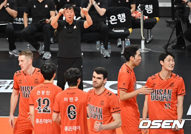 [OSEN=부산, 이석우 기자] 17일 부산 강서실내체육관에서 진에어 2025-2026 V리그 남자부 OK저축은행과 삼성화재의 경기가 열렸다. OK저축은행은 삼성화재전에서도 시즌 4번째 매진을 달성하며 뜨거운 홈 열기를 입증한 가운데, 최근 현대캐피탈전 3-0 셧아웃 승리를 포함해 홈 11경기에서 8승 3패의 압도적 강세를 바탕으로 신영철 감독 체제에서 11승 11패(승점 33점)로 5위를 달리고 있으며, 만원 관중 앞에서 삼성화재까지 잡아낼 경우 최근 3연승 흐름과 홈 2연승을 동시에 이어가며 플레이오프 진출권 도약의 발판을 마련할 수 있다.OK저축은행 신영철 감독이 4세트 선수들의 선전에 엄지척을 하고 있다. 2026.01.17 / foto0307@osen.co.kr