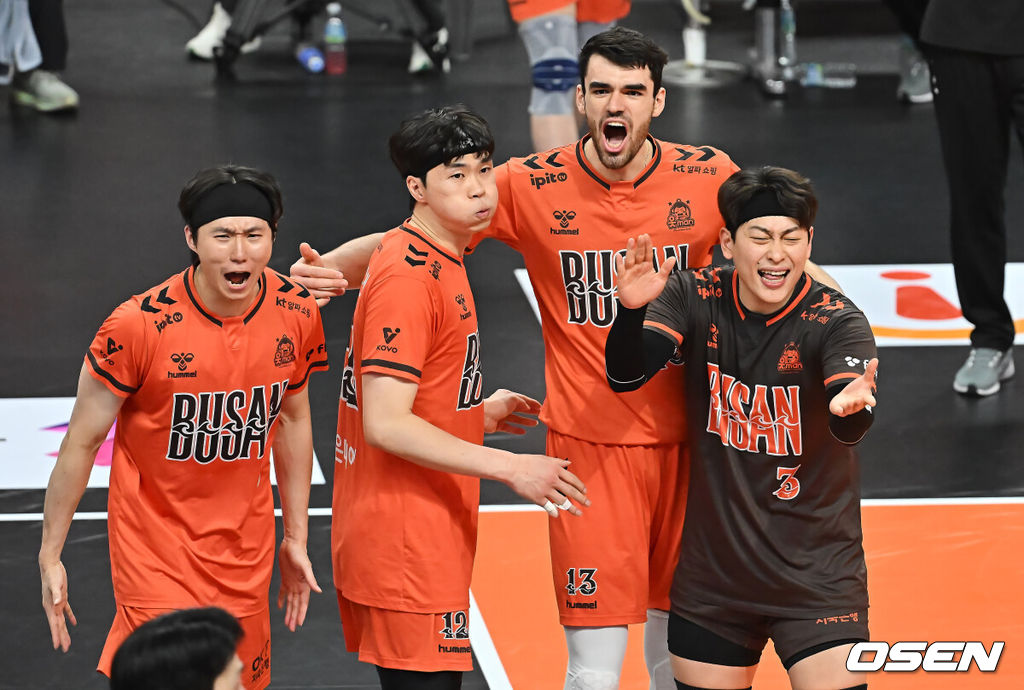 17일 부산 강서실내체육관에서 진에어 2025-2026 V리그 남자부 OK저축은행과 삼성화재의 경기가 열렸다. OK저축은행은 삼성화재전에서도 시즌 4번째 매진을 달성하며 뜨거운 홈 열기에 힘입어 세트 스코어 3-2로 짜릿한 역전승을 기록했다.OK저축은행 디미트로프가 5세트를 17-15로 승리한 후 동료들과 기쁨을 나누고 있다. 2026.01.17 / foto0307@osen.co.kr