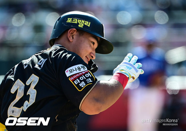 [OSEN=수원, 조은정 기자]21일 수원 KT위즈파크에서 ‘2025 신한 SOL Bank KBO리그’ KT 위즈와 삼성 라이온즈의 경기가 열렸다.KT는 외국인 투수 헤이수스를, 삼성은 양창섭을 선발투수로 내세웠다. KT 안현민이 5회말 무사 1루에서 좌월 투런 홈런을 날린 뒤 베이스를 돌고 있다. 2025.09.21 /cej@osen.co.kr