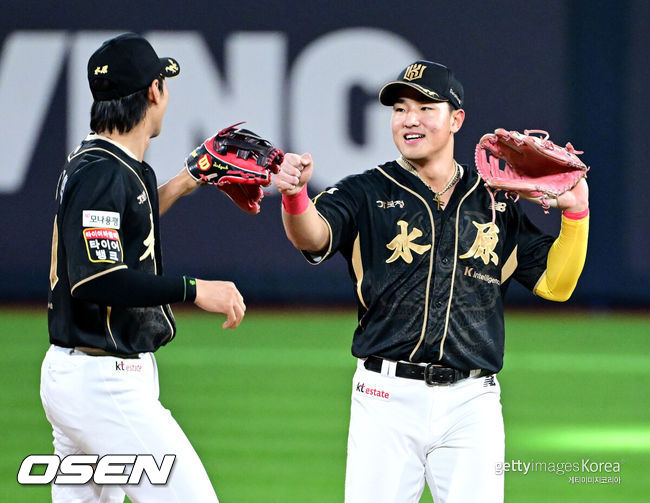 [OSEN=수원, 최규한 기자] 프로야구 KT 위즈가 한화 이글스 코디 폰세에게 첫 패전을 안기며 5위 자리를 사수했다.&nbsp;KT는 20일 수원 KT위즈파크에서 열린 2025 신한 SOL Bank KBO리그 한화와의 홈경기를 4-2로 승리했다.&nbsp;안현민이 시즌 21호 스리런 홈런 포함 3타수 2안타 4타점 1볼넷으로 맹타를 휘두르며&nbsp;폰세를 무너뜨렸다. 폰세는 5이닝 4실점으로 개막 이후 최다 17연승을 마감,&nbsp;시즌 28경기 만에 첫 패전을 당했다.&nbsp;경기를 마치고 승리한 KT 외야수 안현민과 장진혁이 인사를 나누고 있다. 2025.09.20 / dreamer@osen.co.kr