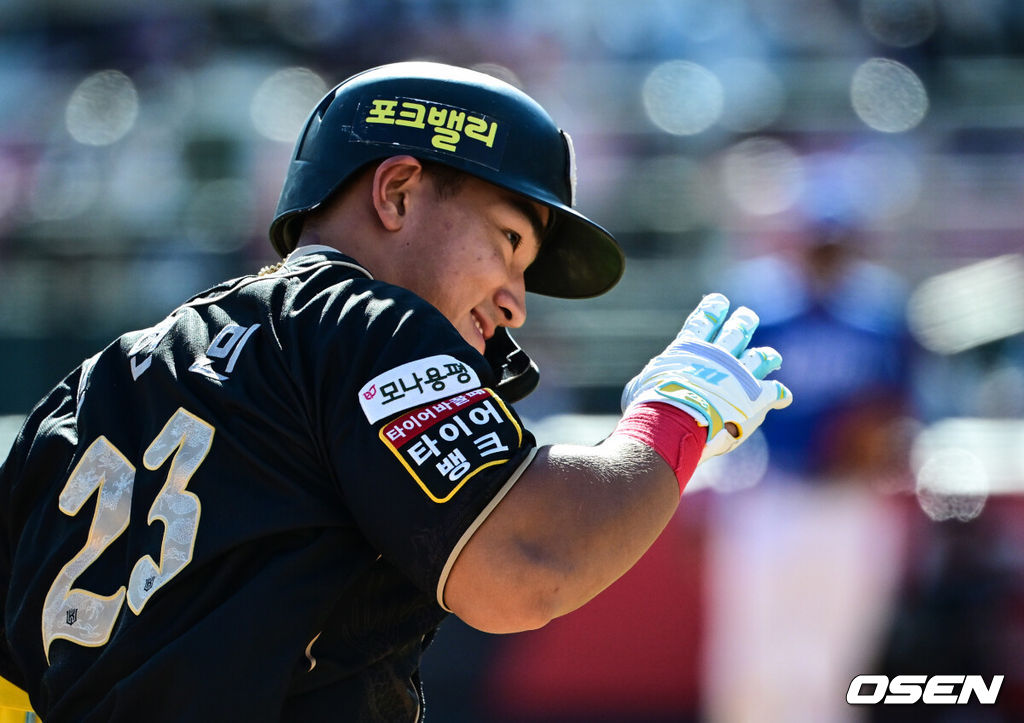 21일 수원 KT위즈파크에서 ‘2025 신한 SOL Bank KBO리그’ KT 위즈와 삼성 라이온즈의 경기가 열렸다.KT는 외국인 투수 헤이수스를, 삼성은 양창섭을 선발투수로 내세웠다. KT 안현민이 5회말 무사 1루에서 좌월 투런 홈런을 날린 뒤 베이스를 돌고 있다. 2025.09.21 /cej@osen.co.kr