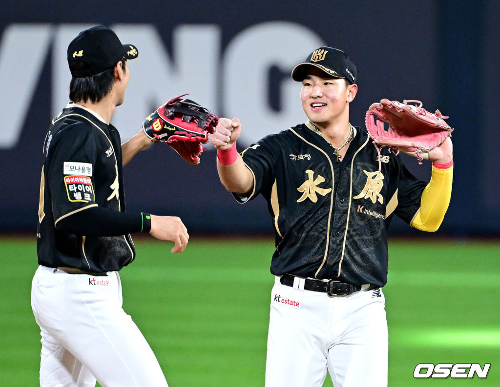프로야구 KT 위즈가 한화 이글스 코디 폰세에게 첫 패전을 안기며 5위 자리를 사수했다. KT는 20일 수원 KT위즈파크에서 열린 2025 신한 SOL Bank KBO리그 한화와의 홈경기를 4-2로 승리했다. 안현민이 시즌 21호 스리런 홈런 포함 3타수 2안타 4타점 1볼넷으로 맹타를 휘두르며 폰세를 무너뜨렸다. 폰세는 5이닝 4실점으로 개막 이후 최다 17연승을 마감, 시즌 28경기 만에 첫 패전을 당했다. 경기를 마치고 승리한 KT 외야수 안현민과 장진혁이 인사를 나누고 있다. 2025.09.20 / dreamer@osen.co.kr