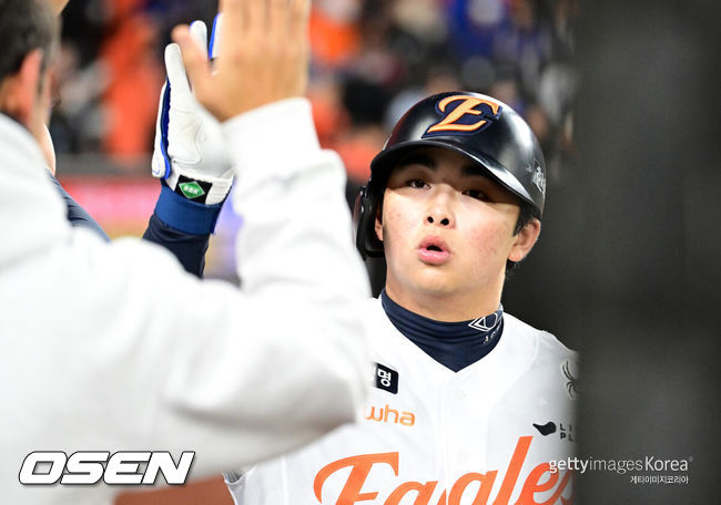 [OSEN=대전, 이대선 기자] 24일 오후 대전 한화생명볼파크에서 2025 신한 SOL Bank KBO리그 포스트시즌 플레이오프 5차전 한화 이글스와 삼성 라이온즈의 경기가 열렸다.한화는 코디 폰세, 삼성은 최원태를 선발 투수로 내세웠다.8회말 1사 1루에서 한화 문현빈이 우월 투런 홈런을 치고 환호하고 있다. 2025.10.24 /sunday@osen.co.kr