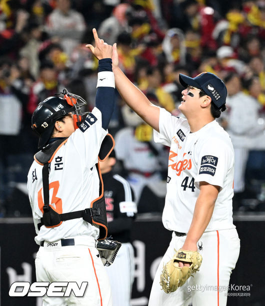 [OSEN=대전, 이대선 기자] 프로야구 한화 이글스가 극적인 역전승으로 반격에 성공했다.&nbsp;한화는 29일 대전 한화생명볼파크에서 열린 2025 신한 SOL뱅크 KBO 한국시리즈 3차전 LG 트윈스와의 경기에서 7-3 역전승을 거뒀다. 1차전과 2차전을 모두 내준 한화는 이날 승리로 시리즈 전적 1승 2패 추격을 시작했다.&nbsp;경기 종료 후 한화 최재훈과 김서현이 환호하고 있다. 2025.10.29 /sunday@osen.co.kr