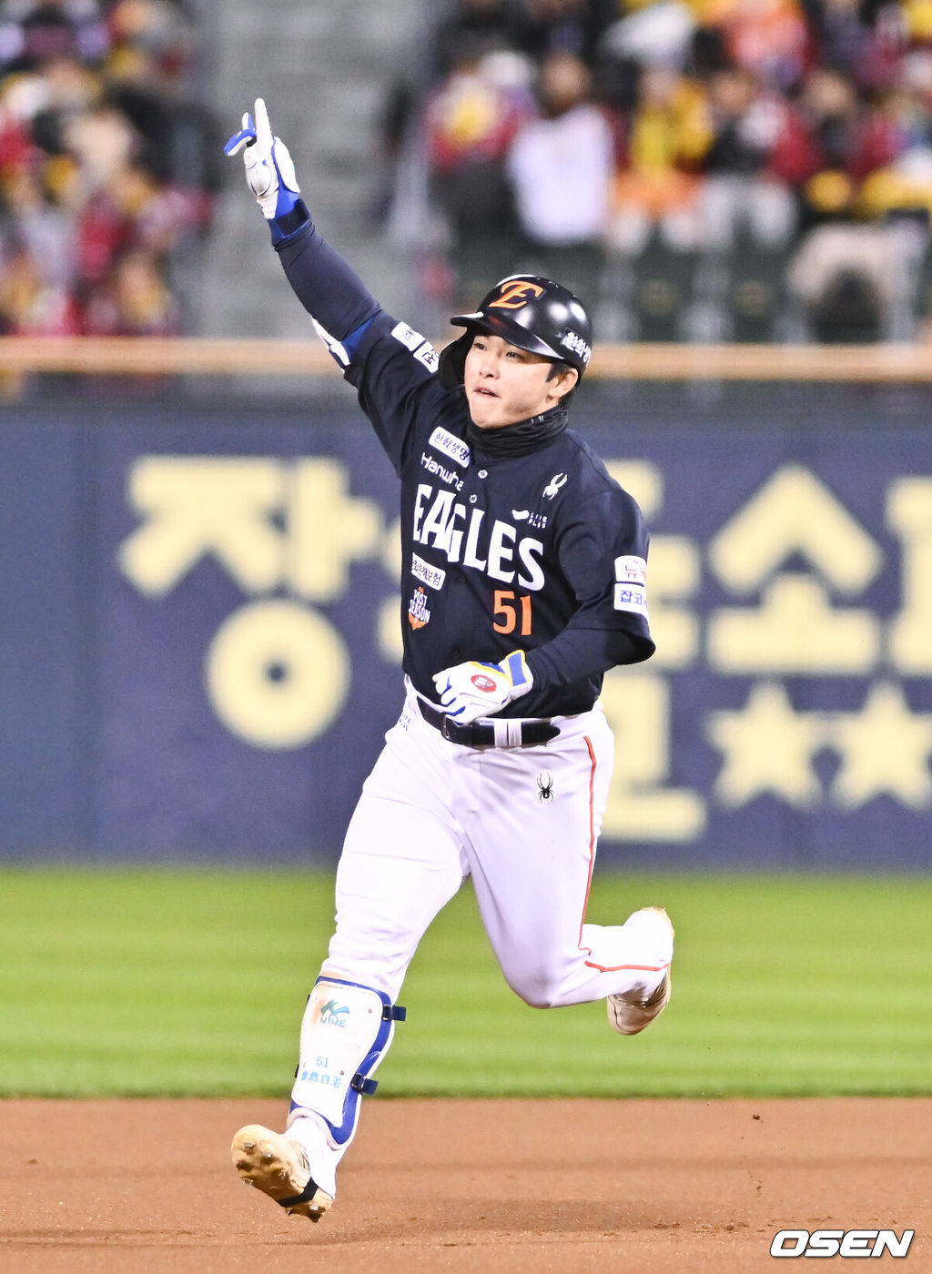 27일 오후 서울 잠실야구장에서 2025 신한 SOL Bank KBO리그 포스트시즌 한국시리즈 2차전 LG 트윈스와 한화 이글스의 경기가 열렸다.LG는 임찬규, 한화는 류현진을 선발 투수로 내세웠다.1회초 1사 1루 한화 문현빈이 선취 2점 홈런을 날린뒤 베이스를 돌고 있다.  2025.10.27 / soul1014@osen.co.kr