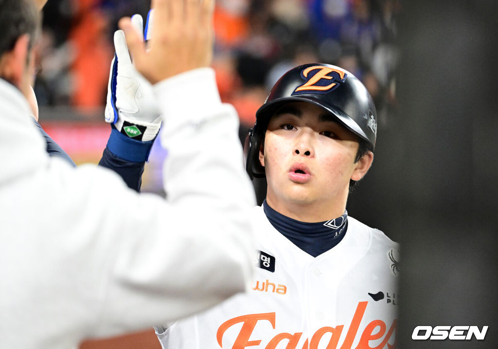 24일 오후 대전 한화생명볼파크에서 2025 신한 SOL Bank KBO리그 포스트시즌 플레이오프 5차전 한화 이글스와 삼성 라이온즈의 경기가 열렸다.한화는 코디 폰세, 삼성은 최원태를 선발 투수로 내세웠다.8회말 1사 1루에서 한화 문현빈이 우월 투런 홈런을 치고 환호하고 있다. 2025.10.24 /sunday@osen.co.kr