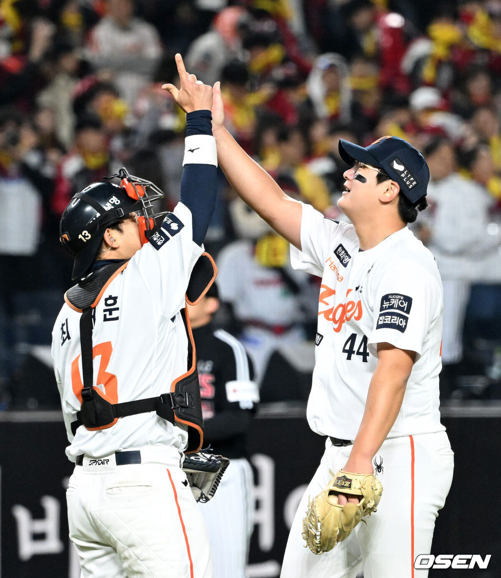 프로야구 한화 이글스가 극적인 역전승으로 반격에 성공했다. 한화는 29일 대전 한화생명볼파크에서 열린 2025 신한 SOL뱅크 KBO 한국시리즈 3차전 LG 트윈스와의 경기에서 7-3 역전승을 거뒀다. 1차전과 2차전을 모두 내준 한화는 이날 승리로 시리즈 전적 1승 2패 추격을 시작했다. 경기 종료 후 한화 최재훈과 김서현이 환호하고 있다. 2025.10.29 /sunday@osen.co.kr