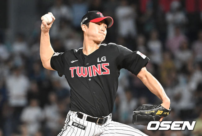 [OSEN=창원, 이석우 기자] 27일 창원NC파크에서 2025 신한 SOL 뱅크 KBO 리그 NC 다이노스와 LG 트윈스의 경기가 열렸다. 홈팀 NC는 신영우가, 방문팀 LG는 치리노스가 선발 출전했다. LG 트윈스 백승현이 역투하고 있다. 2025.08.27 / foto0307@osen.co.kr