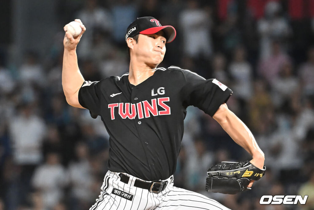 27일 창원NC파크에서 2025 신한 SOL 뱅크 KBO 리그 NC 다이노스와 LG 트윈스의 경기가 열렸다. 홈팀 NC는 신영우가, 방문팀 LG는 치리노스가 선발 출전했다. LG 트윈스 백승현이 역투하고 있다. 2025.08.27 / foto0307@osen.co.kr